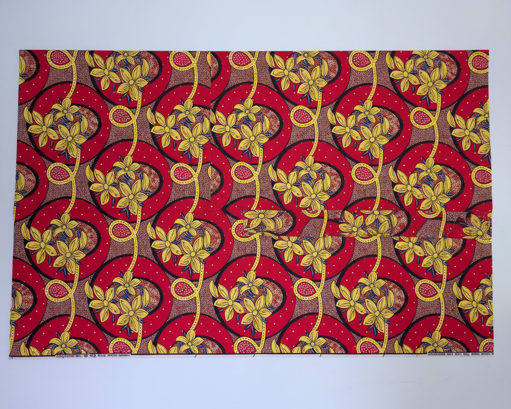 Paréo Lambahoany – Fleurs jaunes, fond rouge | Tissu malgache 100% coton